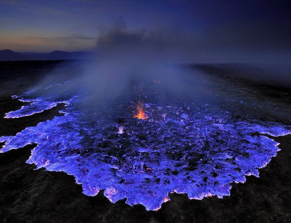 Индонезийский вулкан извергает синюю лаву