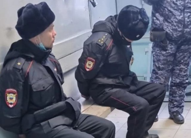 В Екатеринбурге задержали &quot;закладчиков&quot;, которые додумались переодеваться в полицейских, разнося нар