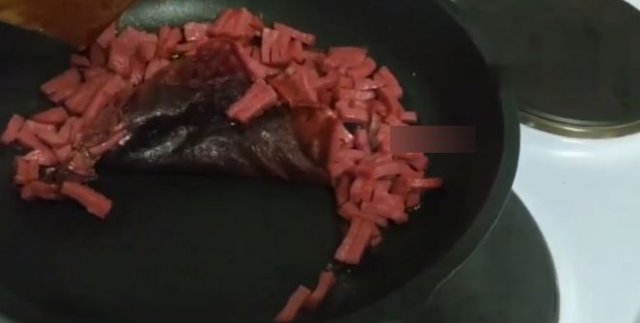 Житель Красноярска купил колбасу по акции и попытался пожарить — она начала чернеть и плавиться