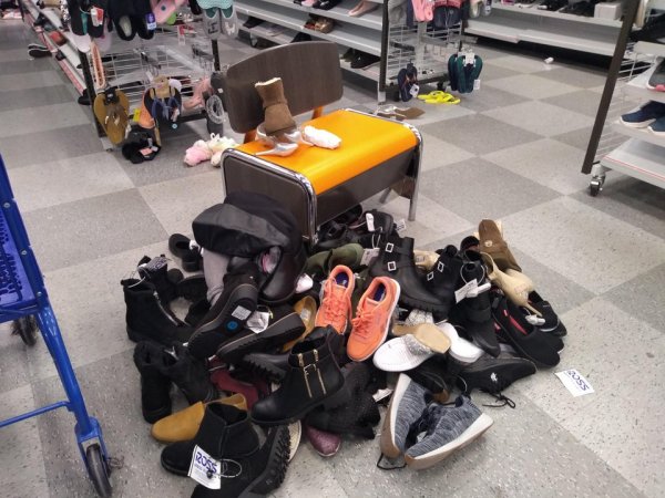 Кто-то перемерил всю эту обувь и оставил на полу