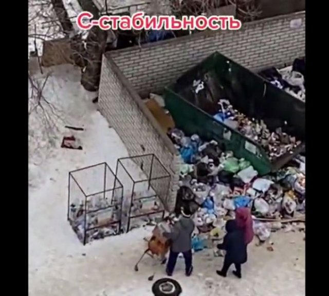 Жители Воронежа собирают просрочку по помойкам
