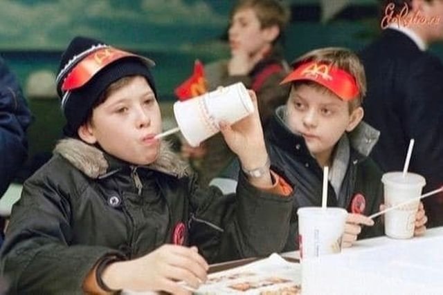 Ребята отдыхают в Макдональдсе. Москва, 1990 г.