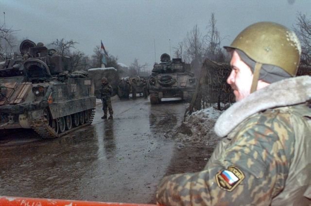Российский военный рядом с техникой американской армии, Босния, 1995 год.