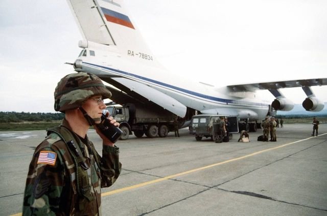 Американский военный в зоне выгрузки российских подразделений. Босния. 1996 год.