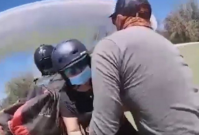 В Чили инструктор не отпустил параплан и несколько минут без страховки летал над холмами