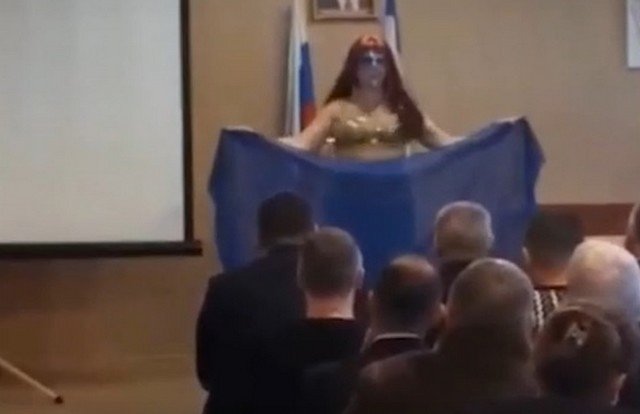 Глава администрации поселка Нижнегорский в Крыму представил публике яркое шоу