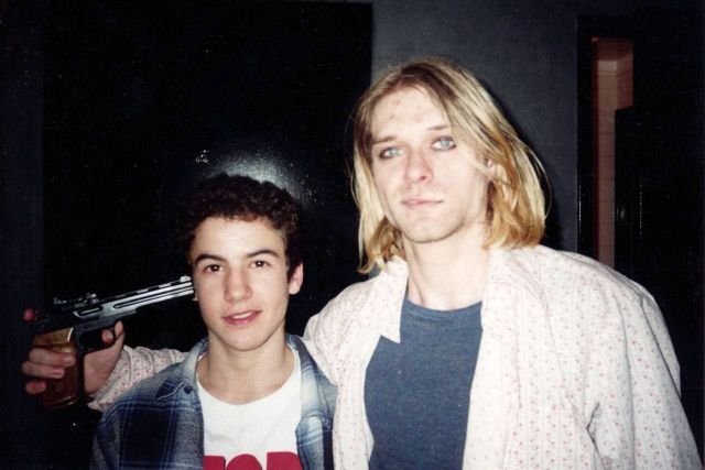 Курт Кобейн с фанатом. Париж, 14 февраля 1994 года.