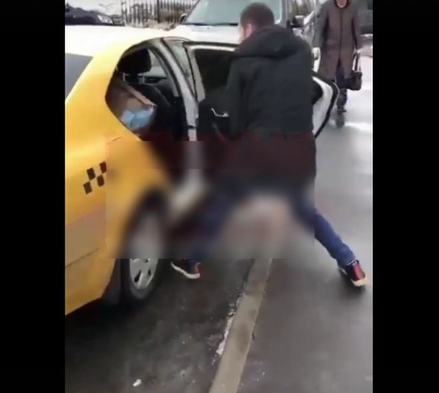Таксист грубо выгнал женщину из машины и раскидал ее подгузники по улице