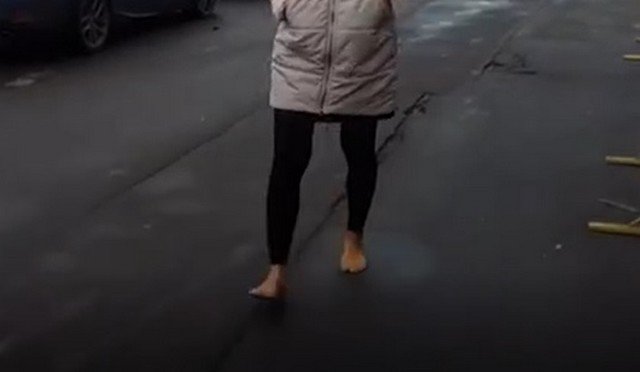 Алена из Петербурга гуляет по городу без обуви уже два года