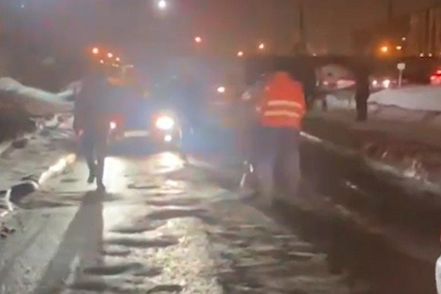 Жители ЖК в Санкт-Петербурге отремонтировали разбитую дорогу, устав ждать помощи от властей