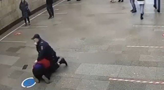 Двое мигрантов избили полицейских в московском метро