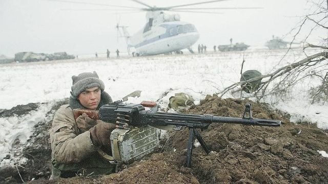 Российский солдат на огневой точке в Ханкале. Первая чеченская война, декабрь 1994 года