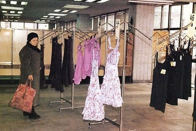 Отдел женской одежды в ЦУМе, Москва, 1990 год