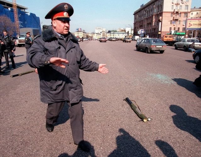 Несработавший гранатомет РПГ–18 у посольства США, 18 марта 1999 года, Москва.