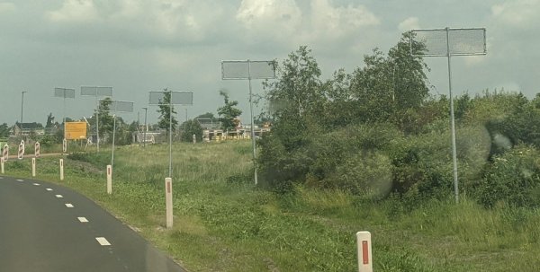 Загадочные столбы с сетками на обочине дороги в Нидерландах
