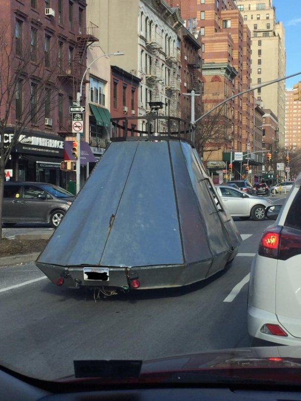 Машина-мутант в Нью-Йорке. Это арт-объект специально созданный для привлечения внимания.