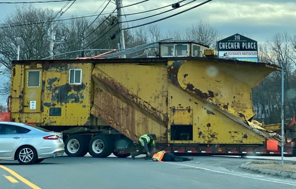 Перевозка железнодорожной снегоуборочной машины, которую толкают перед паровозом