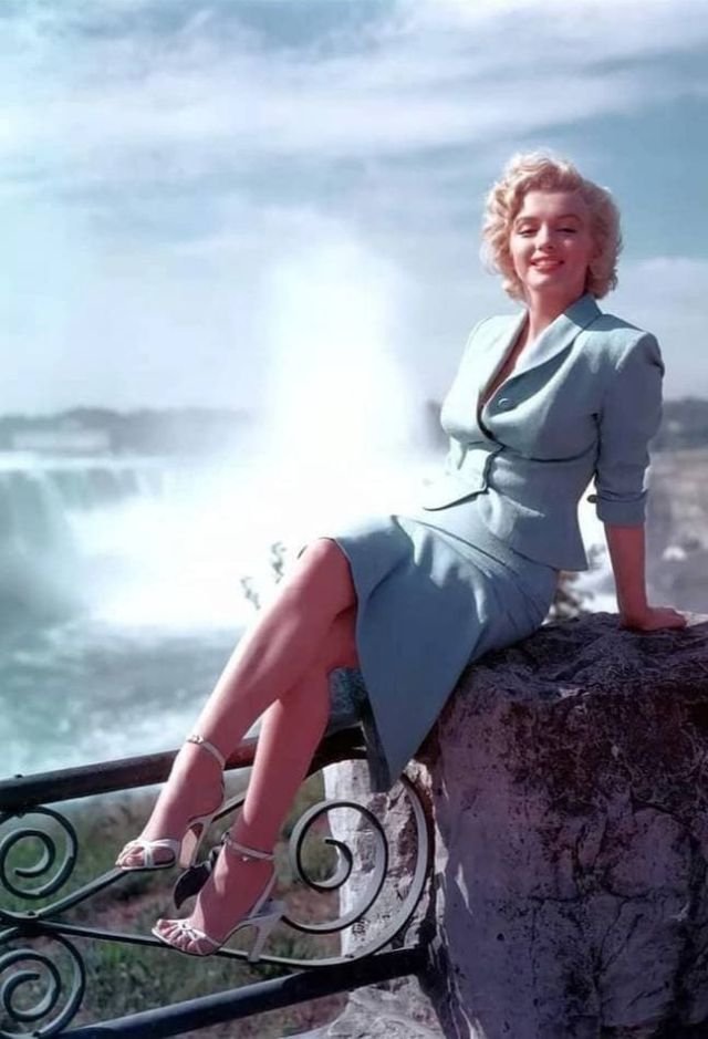 Мэрилин Монро у Ниагарского водопада, 1953 год.