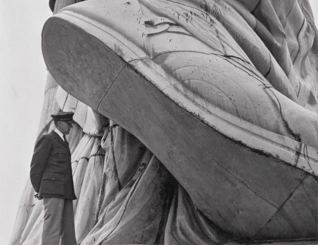 Под пяткой Статуи Свободы, 1937 год.