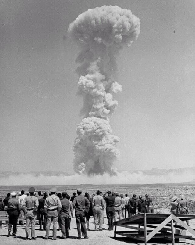 200-метровое облако над территорией полигона Frenchman Flat после взрыва «MET» в рамках операции «Чайник» (Teapot). Невада, США, 15 апреля 1955 года.