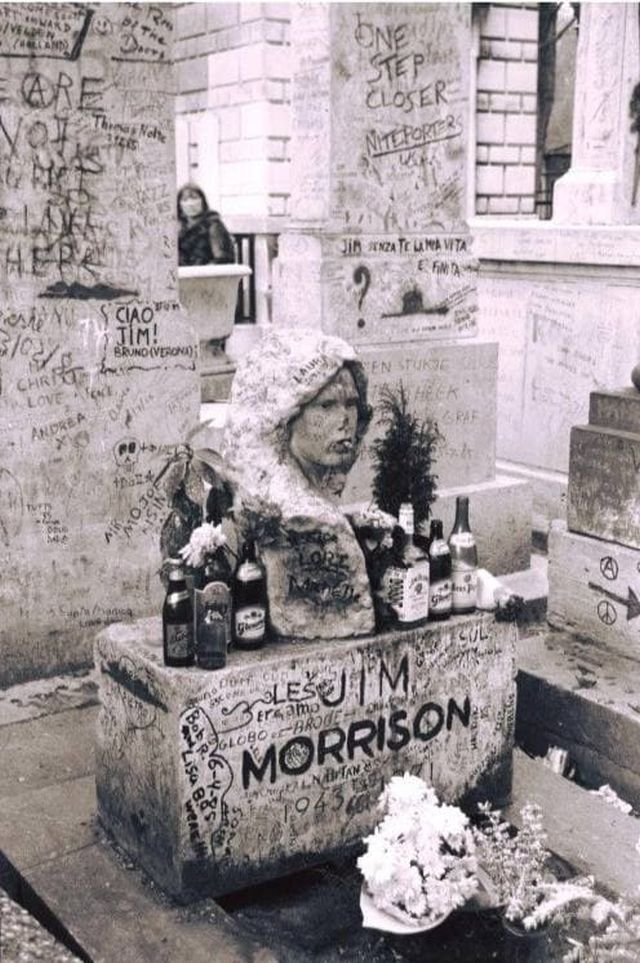 Могила Джима Моррисона в день его рождения, 1985 год.