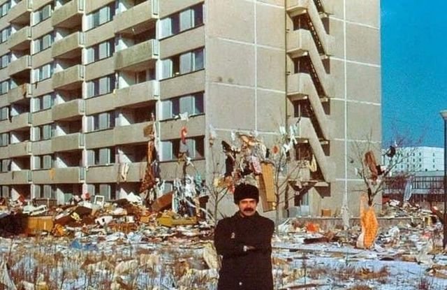 Очистка квартир домов Припяти от бытовых вещей через год после чернобыльской катастрофы. Припять, 1987 год.