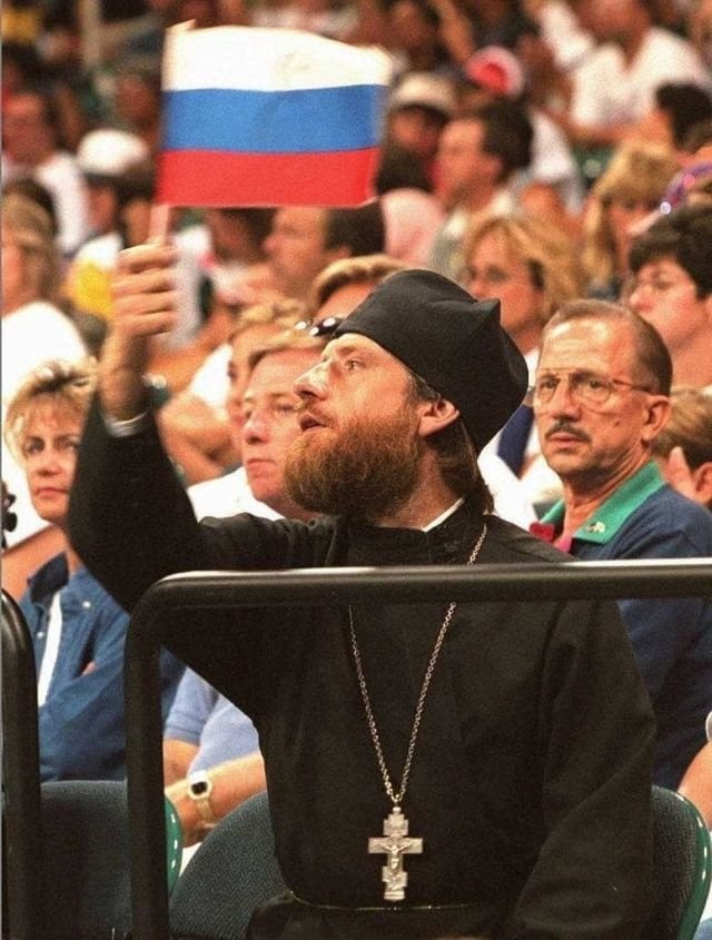 Православный священник болеет за женскую сборную России по баскетболу во время летних Олимпийских игр 1996 г. в Атланте (США), 31 июля 1996 г
