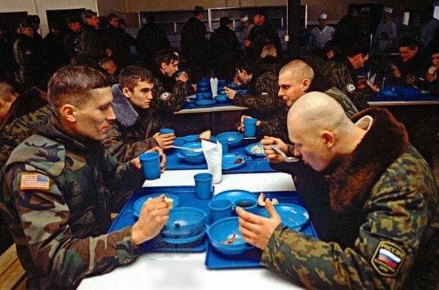 Российские и американские солдаты напротив друг друга в столовке, Босния, 1996 год.