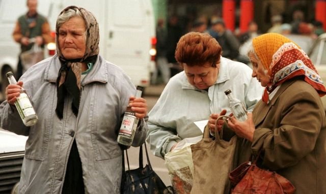 Российские пенсионерки продают дешевую водку на одной из центральных улиц Москвы, сентябрь 1998 года.
