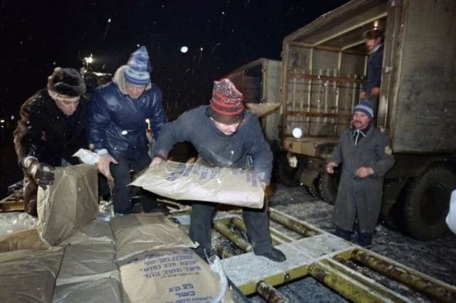 Добровольцы помогают разгружать гуманитарную помощь из Израиля, Россия, 1990 год