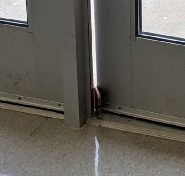 Моя одноклассница использовала свой айфон, чтобы дверь не закрывалась