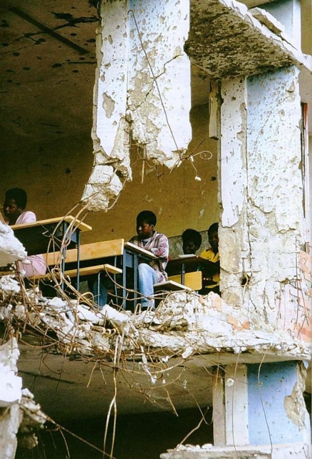 Занятия в разрушенной школе, Ангола, 1997 год.