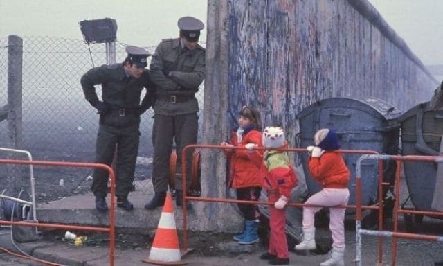 Пограничники отговаривают детей лезть в проем берлинской стены. 1989 год