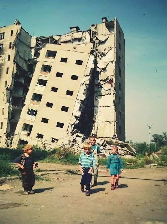 Дети гуляют по Чечне в период военных действий, 1995 г.