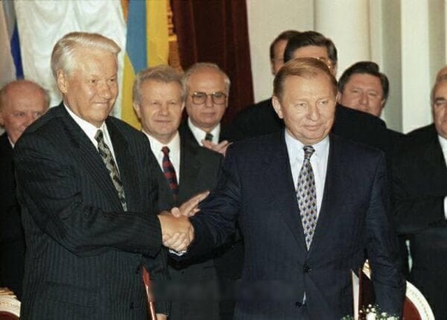 31 мая 1997 года был подписан Договор о дружбе, сотрудничестве и партнёрстве между Россией и Украиной. Борис Ельцин и Леонид Кучма в Киеве после подписания.