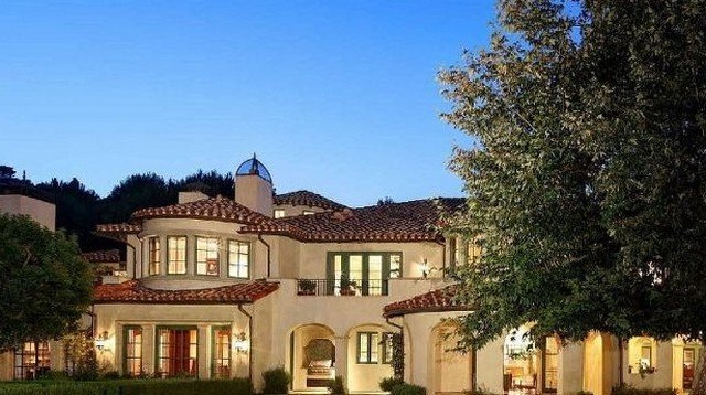 Как живет Дуэйн Джонсон: особняк в Лос-Анджелесе за 30 миллионов долларов