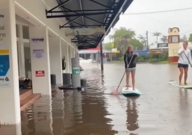 Дожди в Австралии заставили людей воспользоваться необычным транспортом