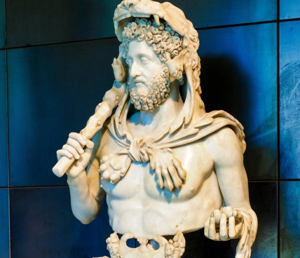 Римский император Коммод был известен своей физической силой, и его сравнивали с Геркулесом. Собственно, в этом образе он и просил себя изображать
