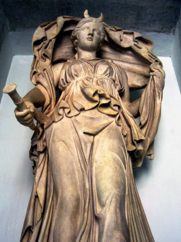 Древнегреческая богиня Селена, олицетворение Луны, взирает сверху на мир