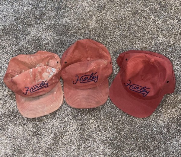 Три одинаковых кепки: носили 2 года, 1 год и абсолютно новая