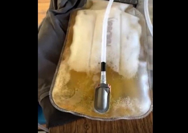 Студенты-инженеры из США сделали куртку, которая заменяет яблочный сок пивом в столовой