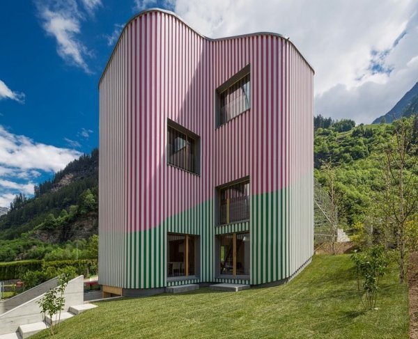 Зелёно-розовая резиденция в альпийской деревне в Швейцарии