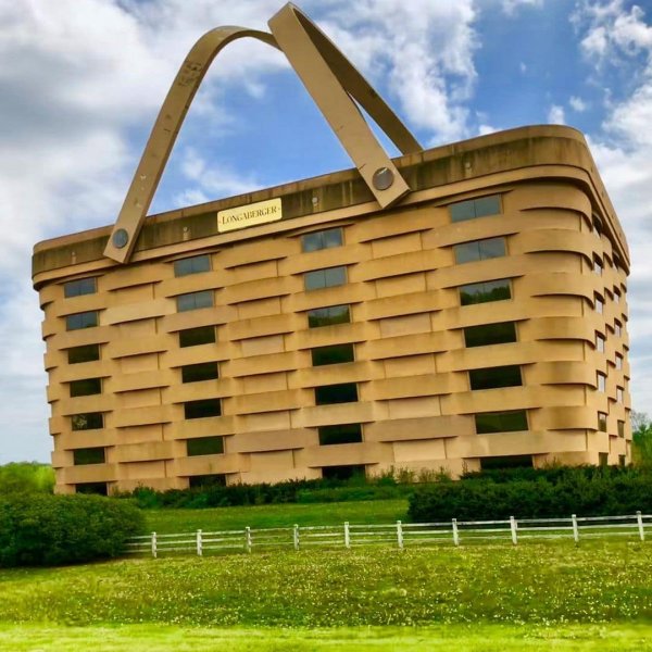 Забавное здание в форме корзины — это офис компании Longaberger Basket в Огайо