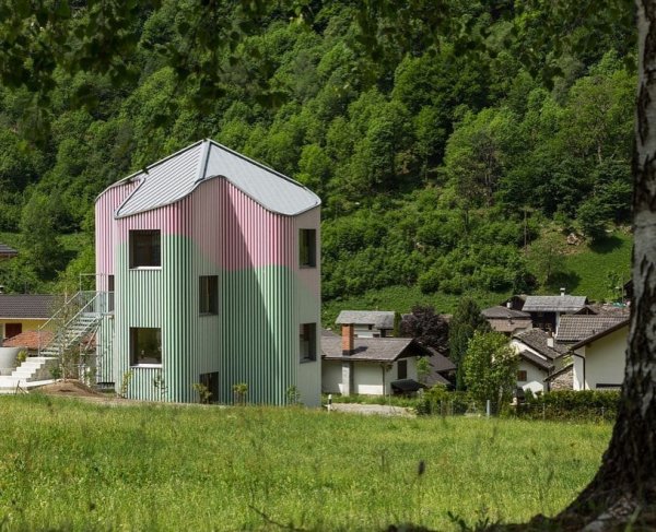 Зелёно-розовая резиденция в альпийской деревне в Швейцарии