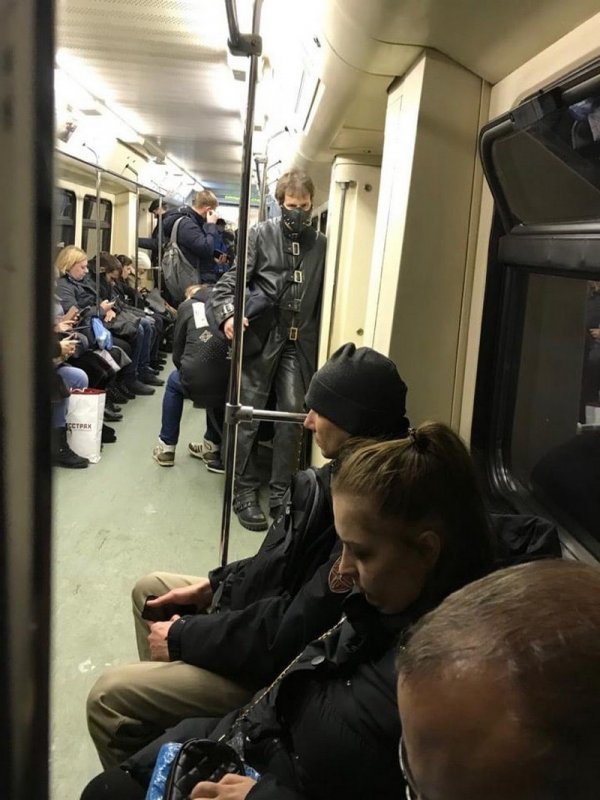 Странные пассажиры в метро