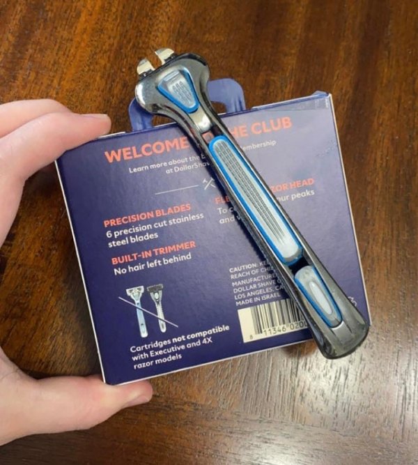 Производитель сделал ручки для бритв, купленных в интернете, несовместимыми со сменными насадками для бритв, которые продаются в магазине