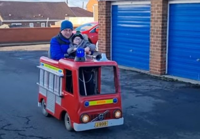 Отец собрал сыну пожарную машину своими руками