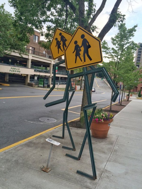 Эти знаки пешеходного перехода и сами выглядят как пешеходы