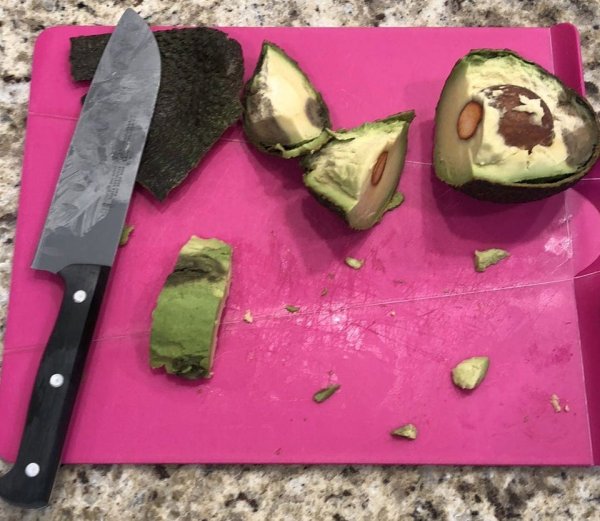 Жена нарезала для дочки авокадо