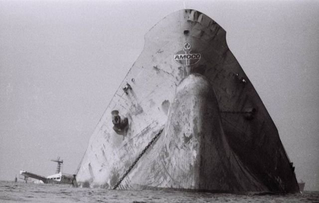 Нефтяной танкер Amoco Cadiz сел на мель у берегов Бретани, Франция, 16 марта 1978 года. Это привело к самой большой в мире экологической катастрофе на море